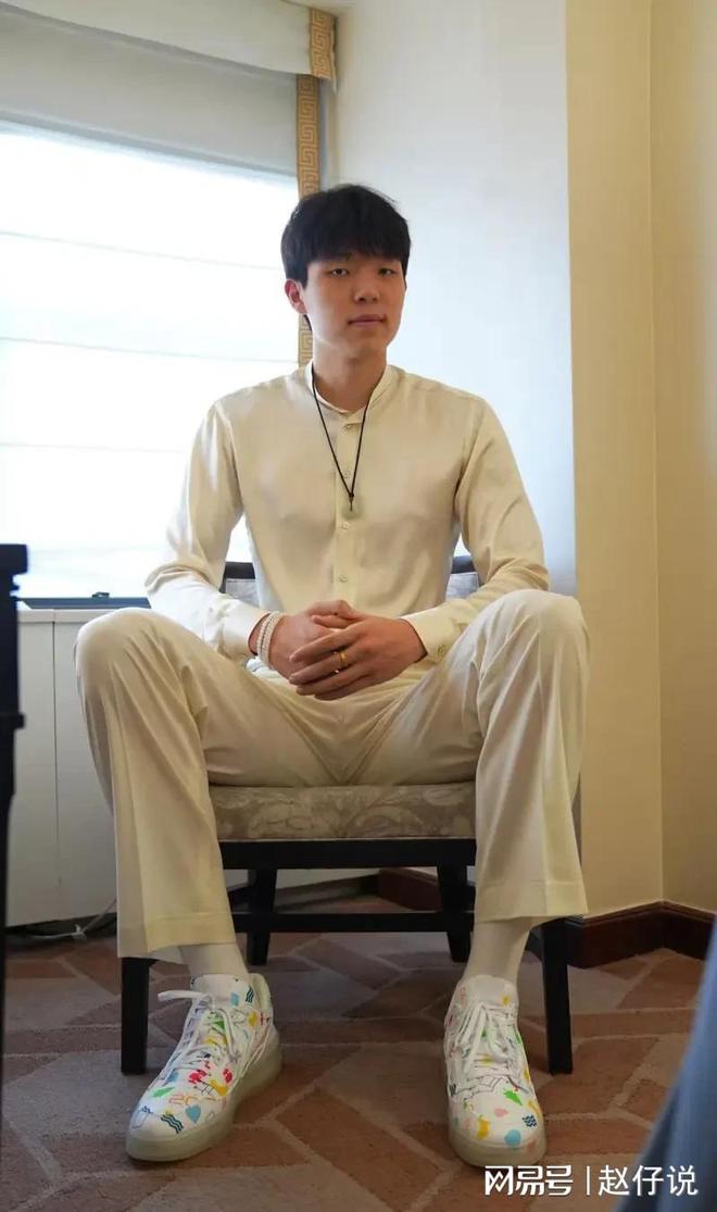 杨瀚森父母启程前往美国陪儿子参加NBA选秀大会的简单介绍