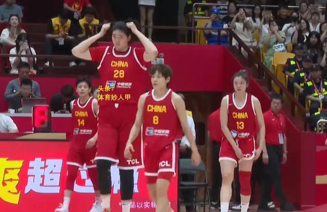 组图：中国女篮备战波黑宫鲁鸣给张子宇开小灶