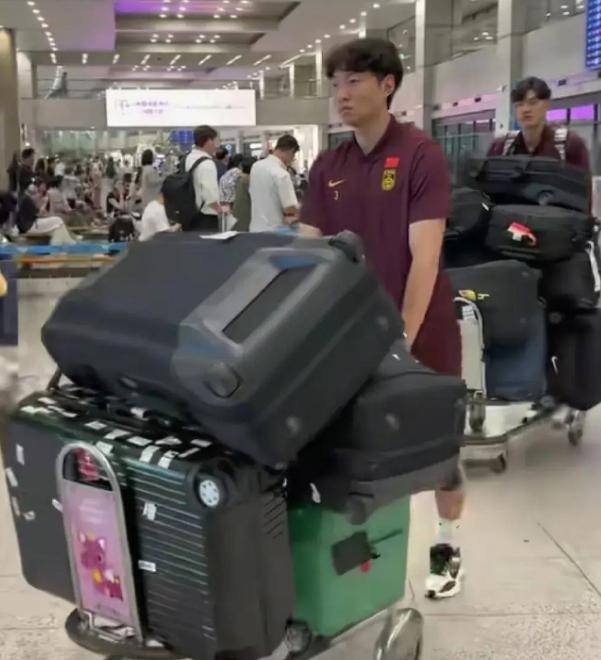 包含行李过多？国足官方回应：56件装备行李具体情况如下的词条